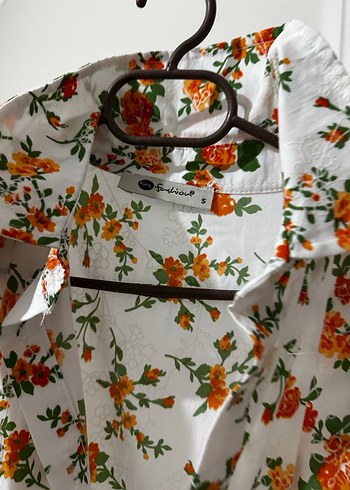 Düğmeli Beyaz Çiçekli Uzun Kadın Elbise - Görsel 3