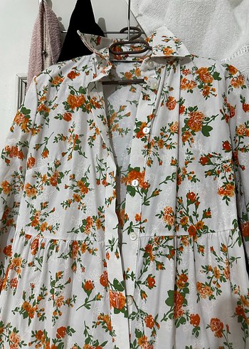 Düğmeli Beyaz Çiçekli Uzun Kadın Elbise - Görsel 2