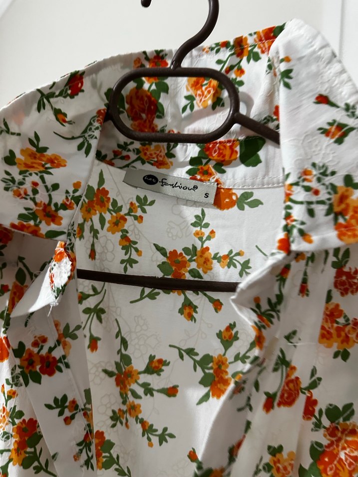 Düğmeli Beyaz Çiçekli Uzun Kadın Elbise - Görsel 3