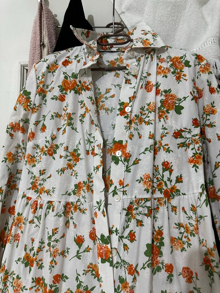 Düğmeli Beyaz Çiçekli Uzun Kadın Elbise - Görsel 2