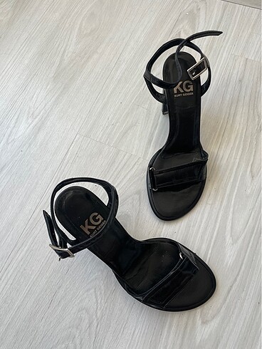 38 Beden siyah Renk kurt geiger topuklu
