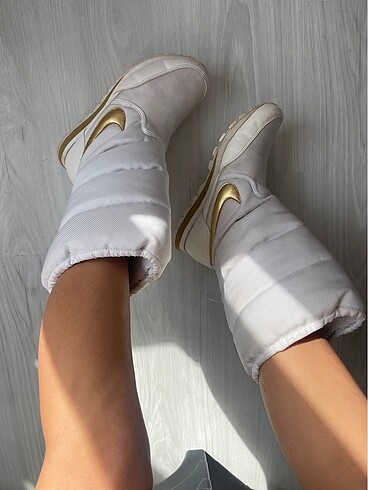 38 Beden beyaz Renk Nike bot su gecirmez