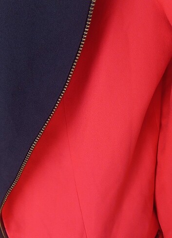 m Beden kırmızı Renk Narçiçeği kırmızısı renginde yakalar lacivert güzel bir ceket