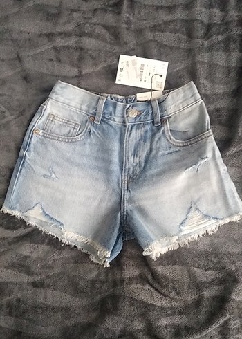 Yırtık Detaylı Mini Denim Şort