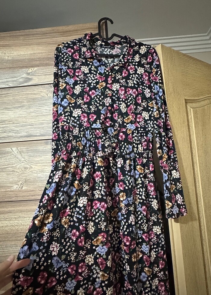 Çicekli günlük tesettür elbise - Görsel 3