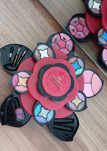 Beden Renk Koyu Pembe Çiçek Şeklinde Allık