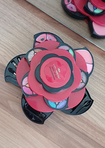 Beden Koyu Pembe Çiçek Şeklinde Allık