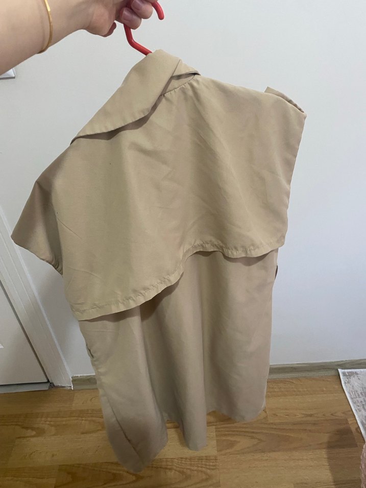 Düğmeli Kolsuz Kısa Bej Trençkot - Görsel 2