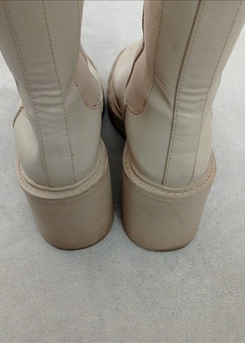 Stradivarius Beyaz Minimalist Kadın Botları - Görsel 4