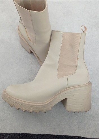 Stradivarius Beyaz Minimalist Kadın Botları - Görsel 2