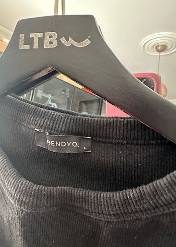 Siyah Uzun Yüksek Yakalı Kolsuz Elbise - Görsel 3