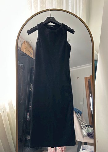 Siyah Uzun Yüksek Yakalı Kolsuz Elbise - Görsel 2