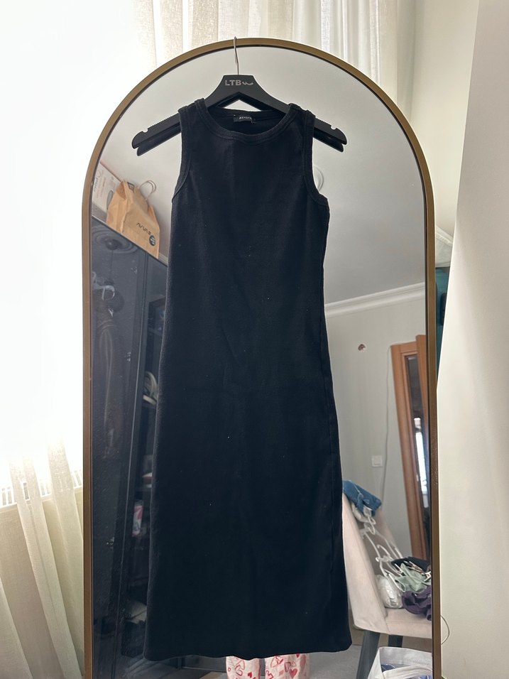 Siyah Uzun Yüksek Yakalı Kolsuz Elbise - Görsel 2