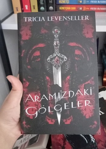 Aramızdaki Gölgeler - Tricia Levenseller martı yayınları