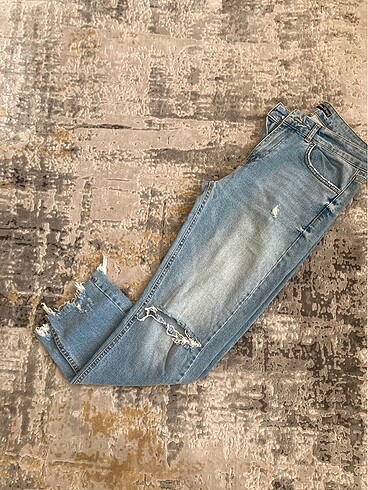 Yırtık kot pantalon