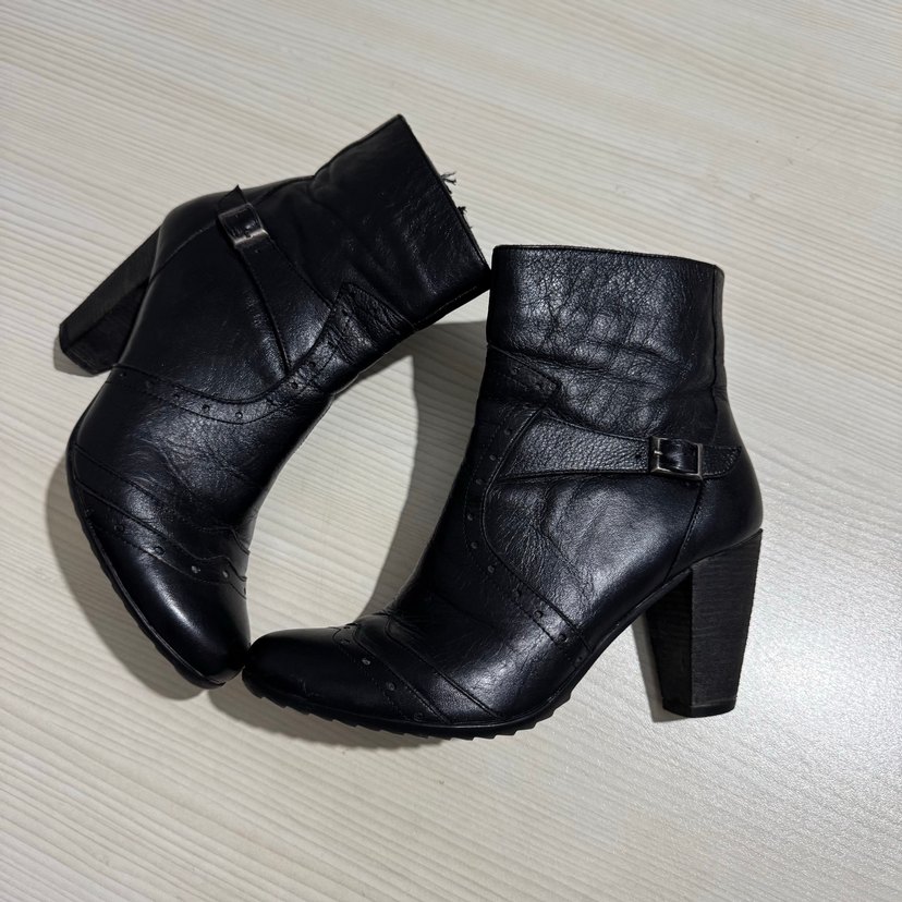 Şıklığın ve Rahatlığın Siyah Topuklu Botu — görsel 2/10