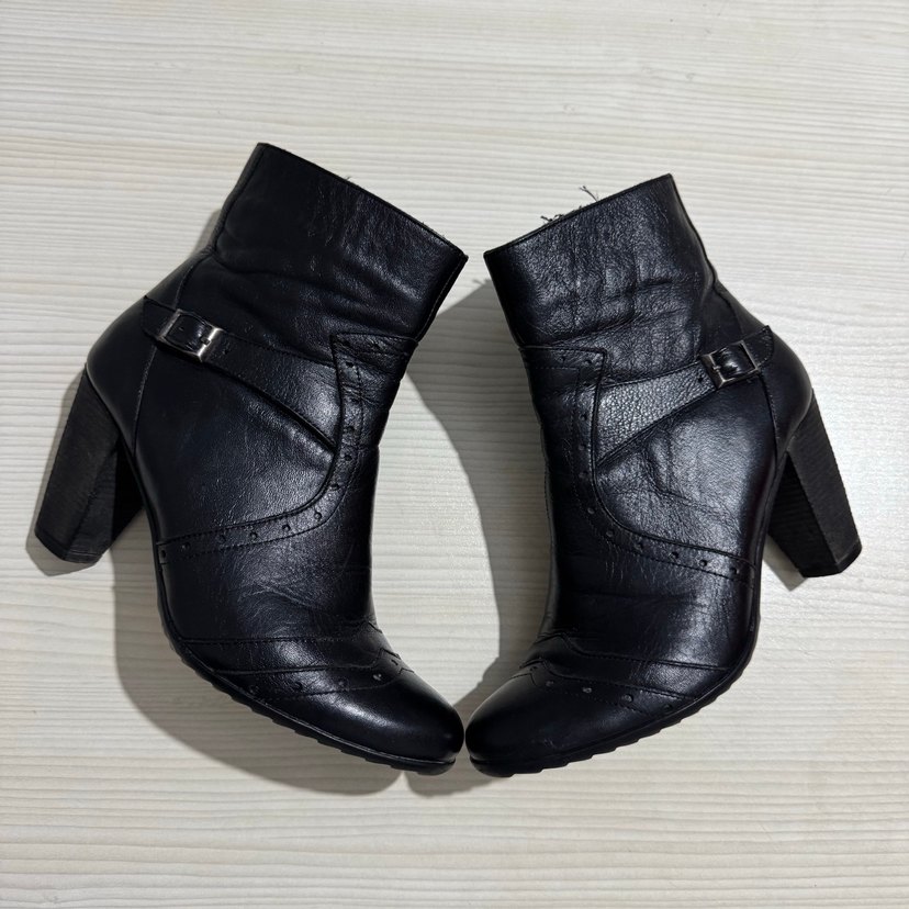 Şıklığın ve Rahatlığın Siyah Topuklu Botu — görsel 4/10