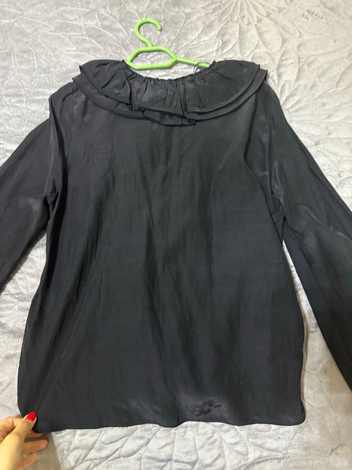 Siyah Fırfırlı V Yaka Uzun Kollu Gömlek - Görsel 4