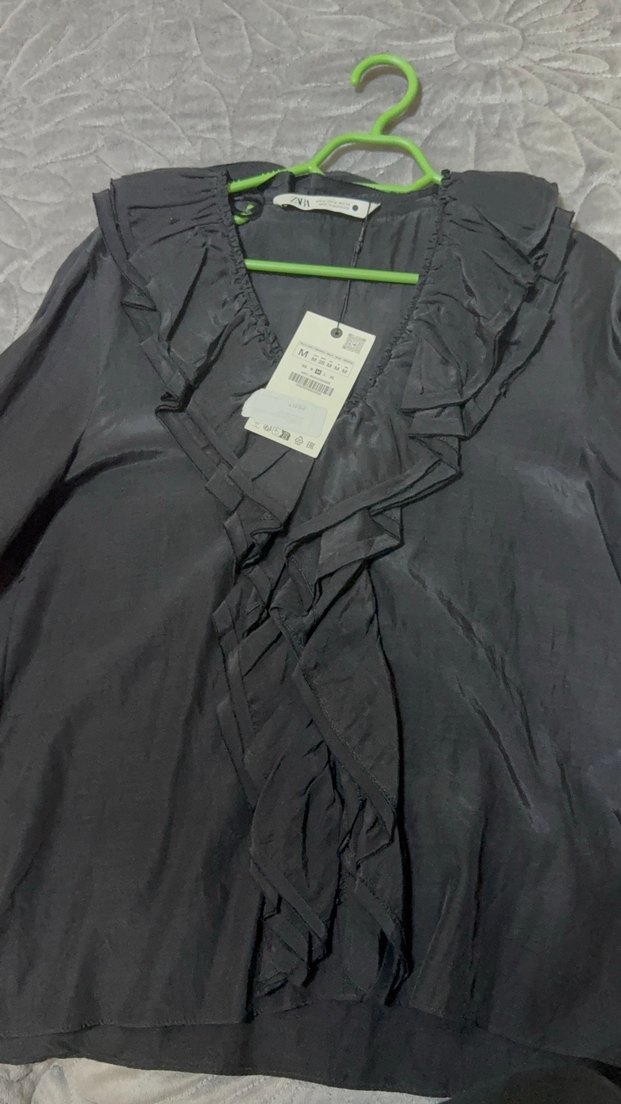 Siyah Fırfırlı V Yaka Uzun Kollu Gömlek - Görsel 2