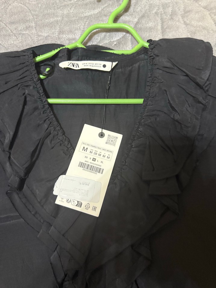 Siyah Fırfırlı V Yaka Uzun Kollu Gömlek - Görsel 5