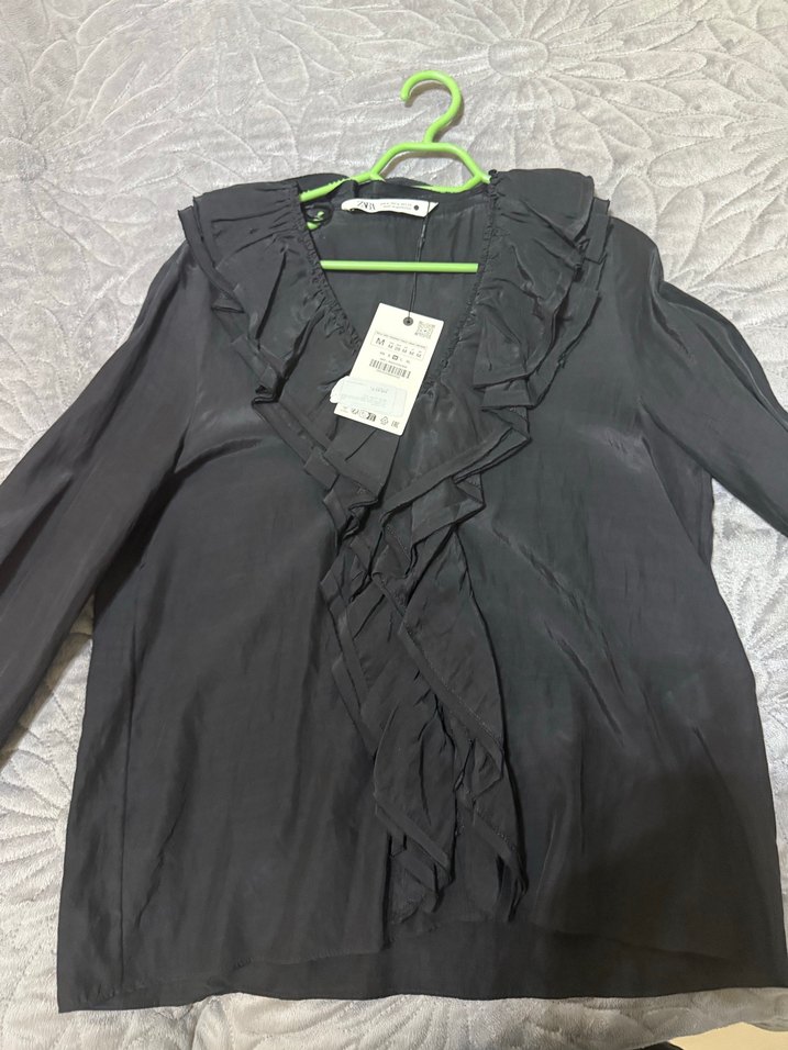 Siyah Fırfırlı V Yaka Uzun Kollu Gömlek - Görsel 3