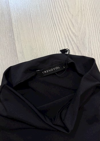 Siyah Yüksek Yakalı Kolsuz Bluz - Görsel 3