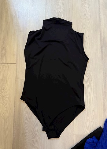 Siyah Yüksek Yakalı Kolsuz Bluz - Görsel 2