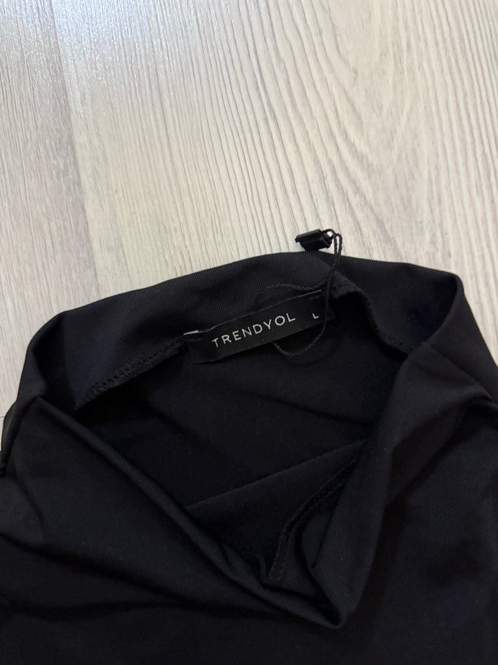 Siyah Yüksek Yakalı Kolsuz Bluz - Görsel 3