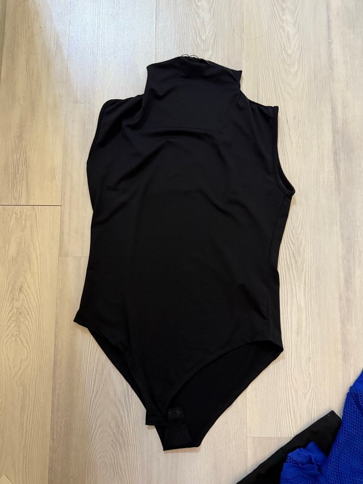 Siyah Yüksek Yakalı Kolsuz Bluz - Görsel 2