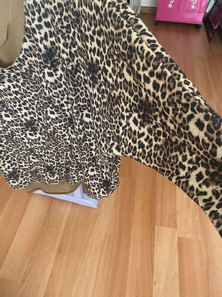 Kahverengi Leopar Desenli V Yaka Bluz - Görsel 2