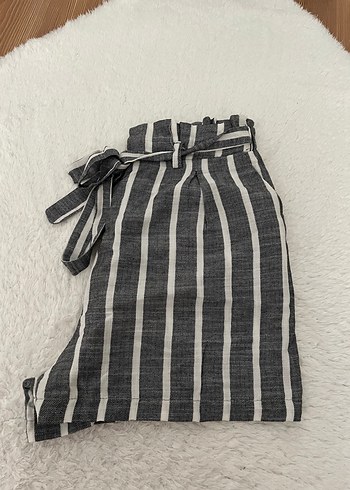 Gri Çizgili Keten Kemerli Mini Pantolon