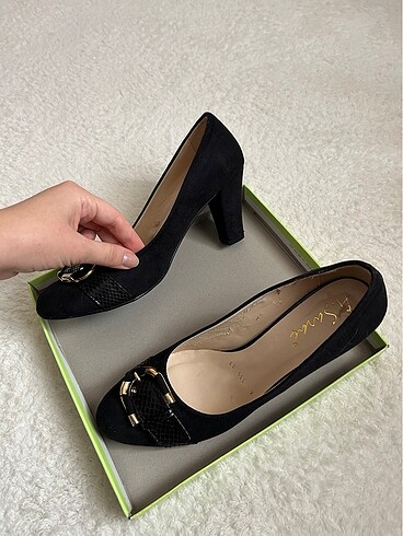 Nine West 40 siyah süet tokalı topuklu