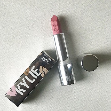 Kylie Cosmetics / INFATUATION LIPSTICK