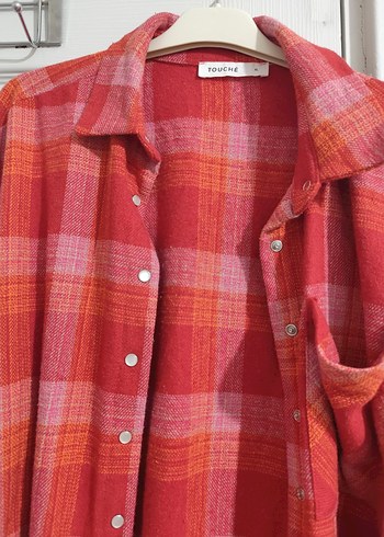 Hafif Kırmızı Çizgili Uzun Kollu Kadın Gömlek - Görsel 2