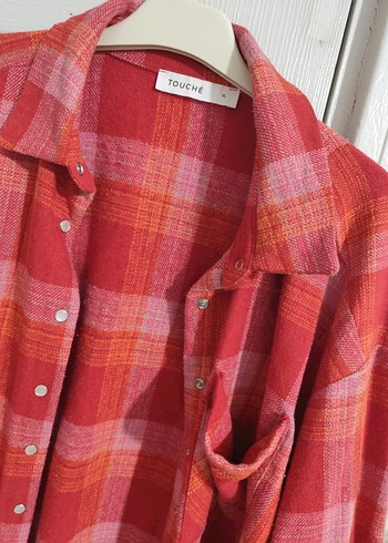 Hafif Kırmızı Çizgili Uzun Kollu Kadın Gömlek - Görsel 4