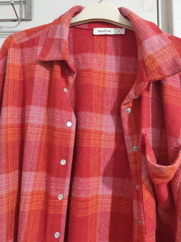 Hafif Kırmızı Çizgili Uzun Kollu Kadın Gömlek - Görsel 2