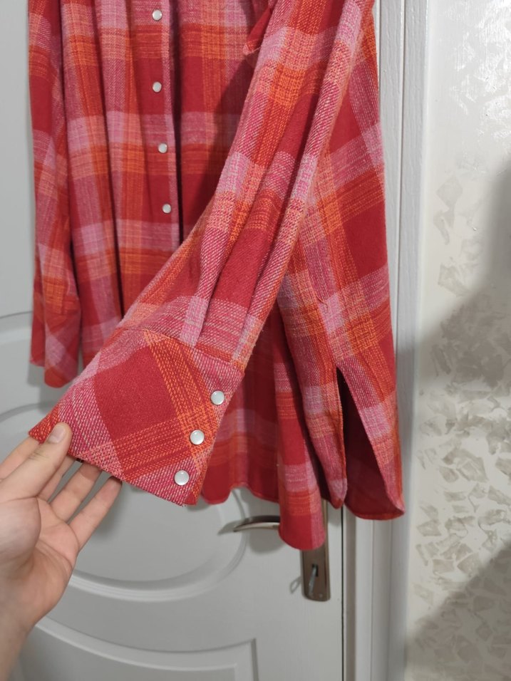 Hafif Kırmızı Çizgili Uzun Kollu Kadın Gömlek - Görsel 3