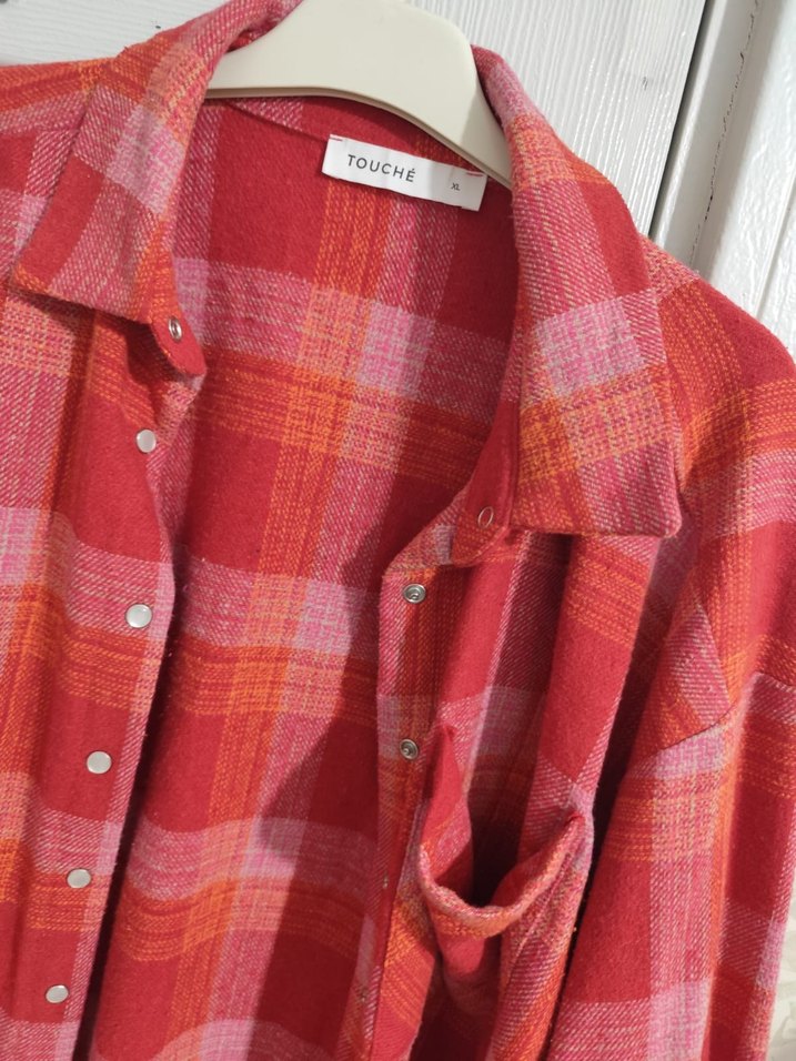 Hafif Kırmızı Çizgili Uzun Kollu Kadın Gömlek - Görsel 4