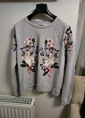 H&m nakışlı sweatshirt L beden