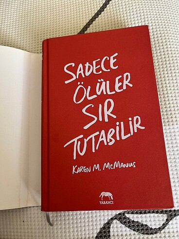  Sadece Ölüler Sır Tutabilir (Ciltli)