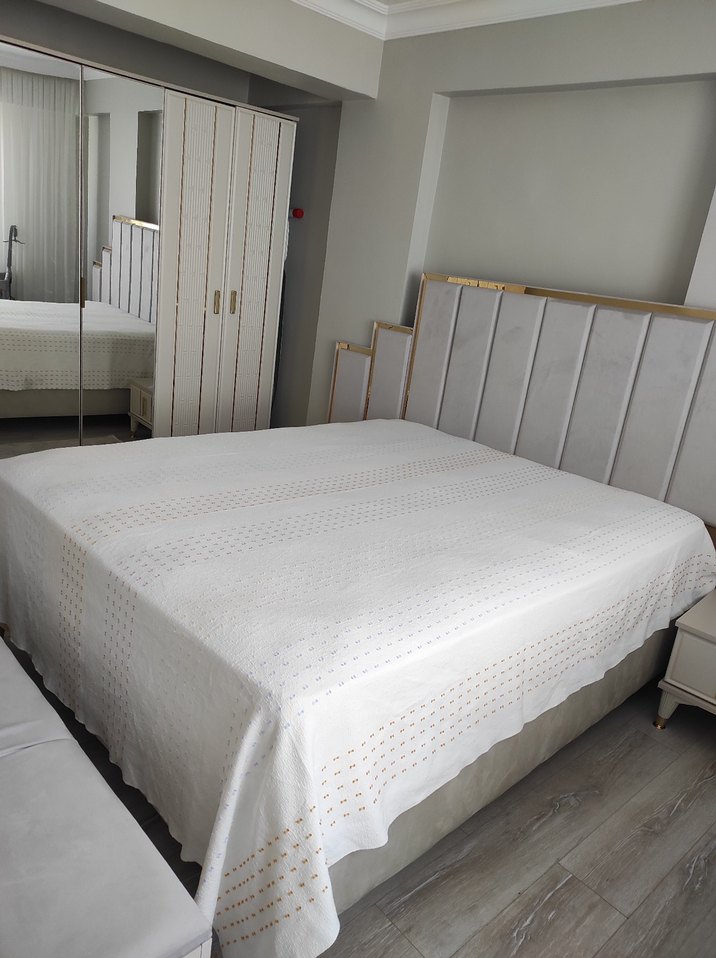 İşlemeli Beyaz Yatak Örtüsü - Görsel 3