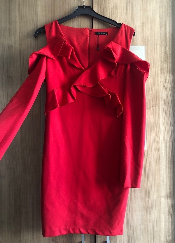 Kırmızı elbise - Görsel 3