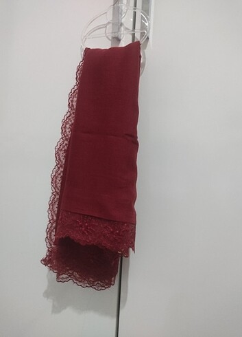 Bordo kenarları dantelli şal