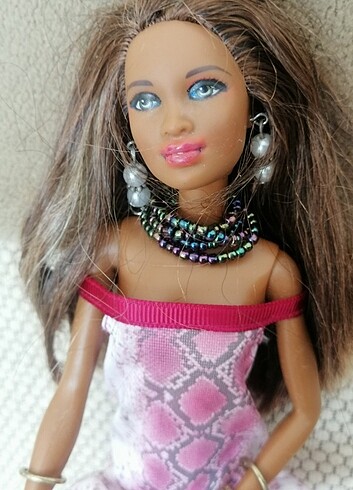  Kusursuz, koleksiyonluk esmer Barbie bebek