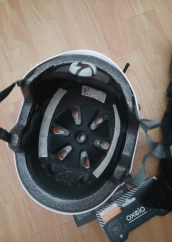 Beyaz Gri Oxelo Dizlikleri ve kasket - Görsel 2