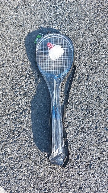 Badminton raketi