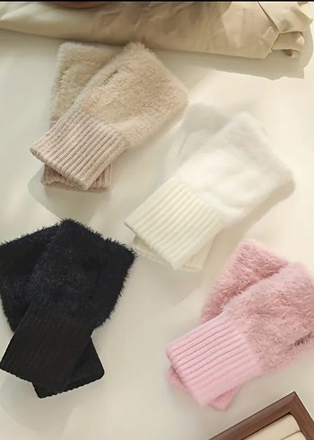 Peluş Parmaksız Kadın Eldiven - Görsel 4