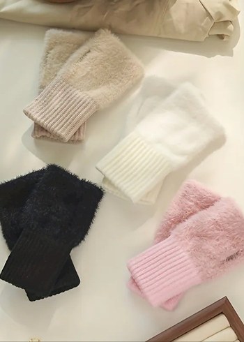 Parmaksız Peluş Kadın Eldiveni - Görsel 2