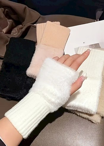 Beyaz Peluş Parmaksız Kışlık Eldiven - Görsel 2
