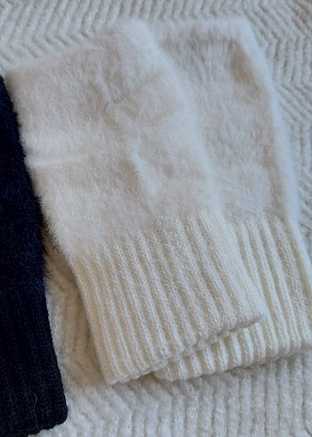 Beyaz Peluş Parmaksız Kışlık Eldiven - Görsel 3